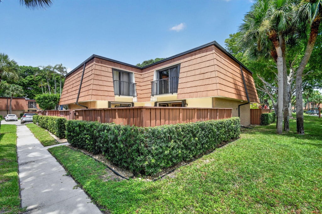 Photo of 503 BUTTONWOOD Lane, Boynton Beach, FL 33436 (MLS # B26064515)