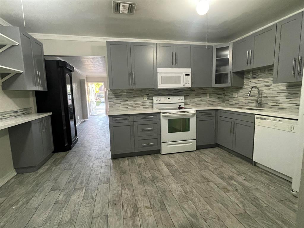 Spacious 2 bedroom 2 bath townhouse with enclosed patio, title throughout, updated kitchen and bathroom, washer/dryer inside the unit ready for immediate move in. Easy access to highway and shopping center.