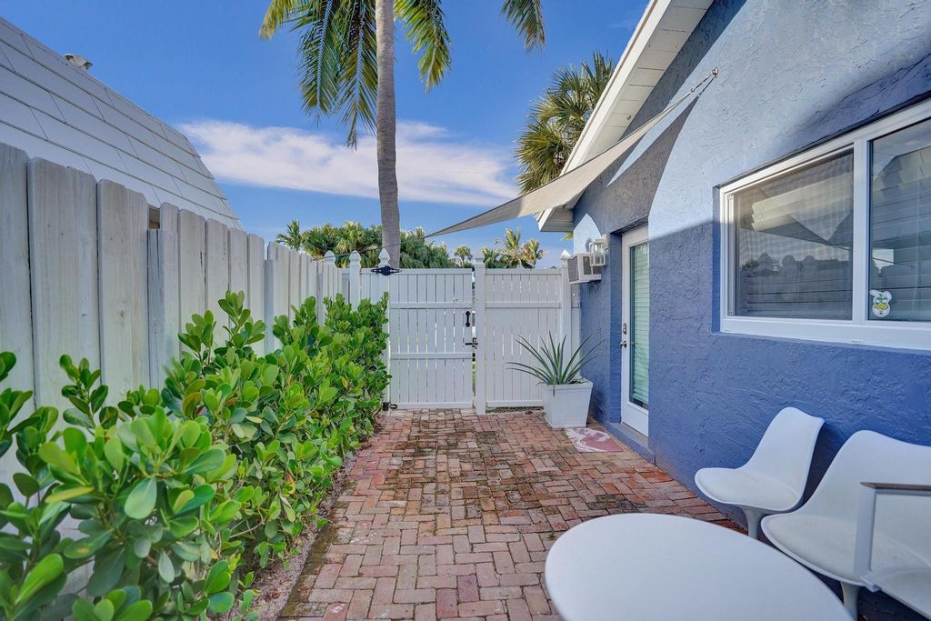 Photo of 1926 NE 7th Street NE #3, Deerfield Beach, FL 33441 (MLS # R11020838)