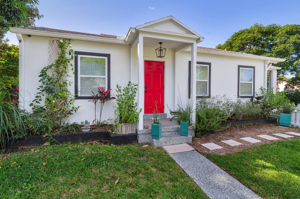 Photo of 5801 GARDEN Avenue, West Palm Beach, FL 33405 (MLS # B26092143)