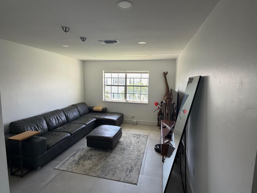 Located in the heart of Boca Raton, this newly rennovated condominium has just about everything one would need. It's walking distance to great shopping, entertainment, and even the beach if you're feeling adventureous. A perfect piece of paradise for either a primay residance, vacation home or investment opportunity. Come and see some of what east Boca Raton has to offer.