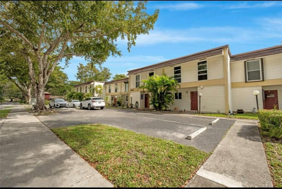 HOLLYWOOD GARDENS 1 CONDO - Residential Lease