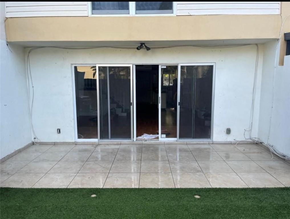 HOLLYWOOD GARDENS 1 CONDO - Residential Lease