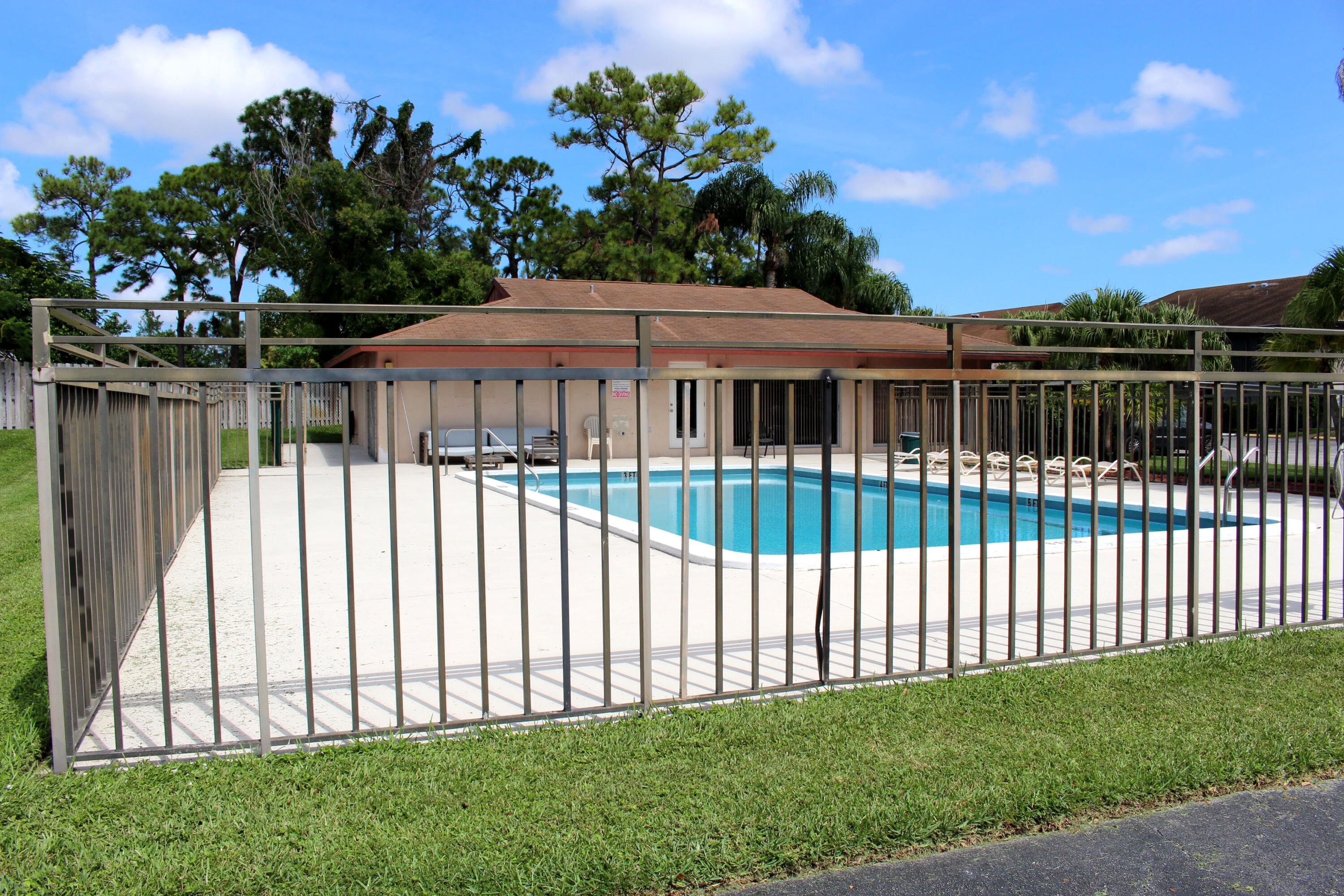 PINE HOLLOW CONDO/ CMC MGT - Residential Lease