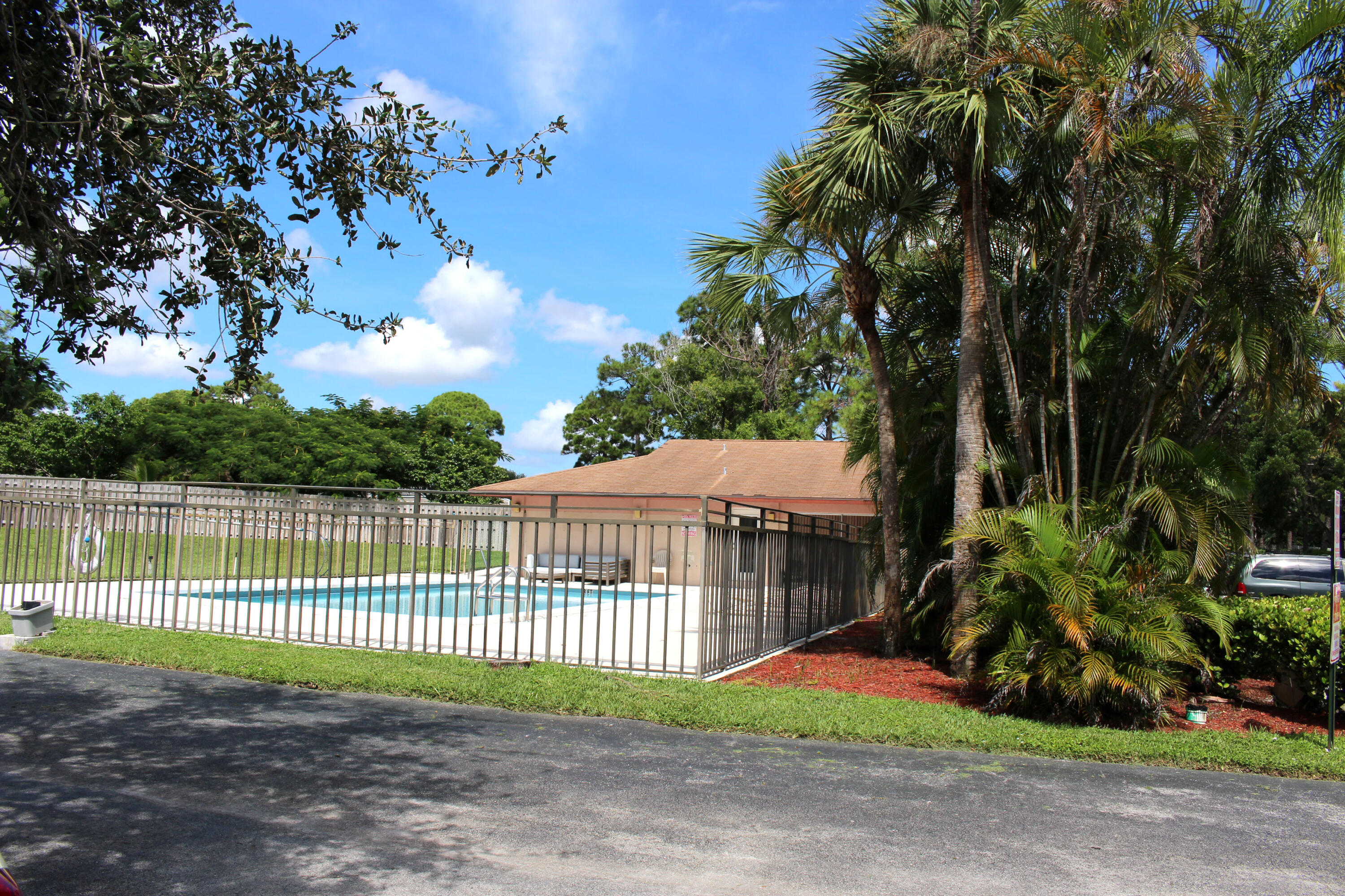PINE HOLLOW CONDO/ CMC MGT - Residential Lease