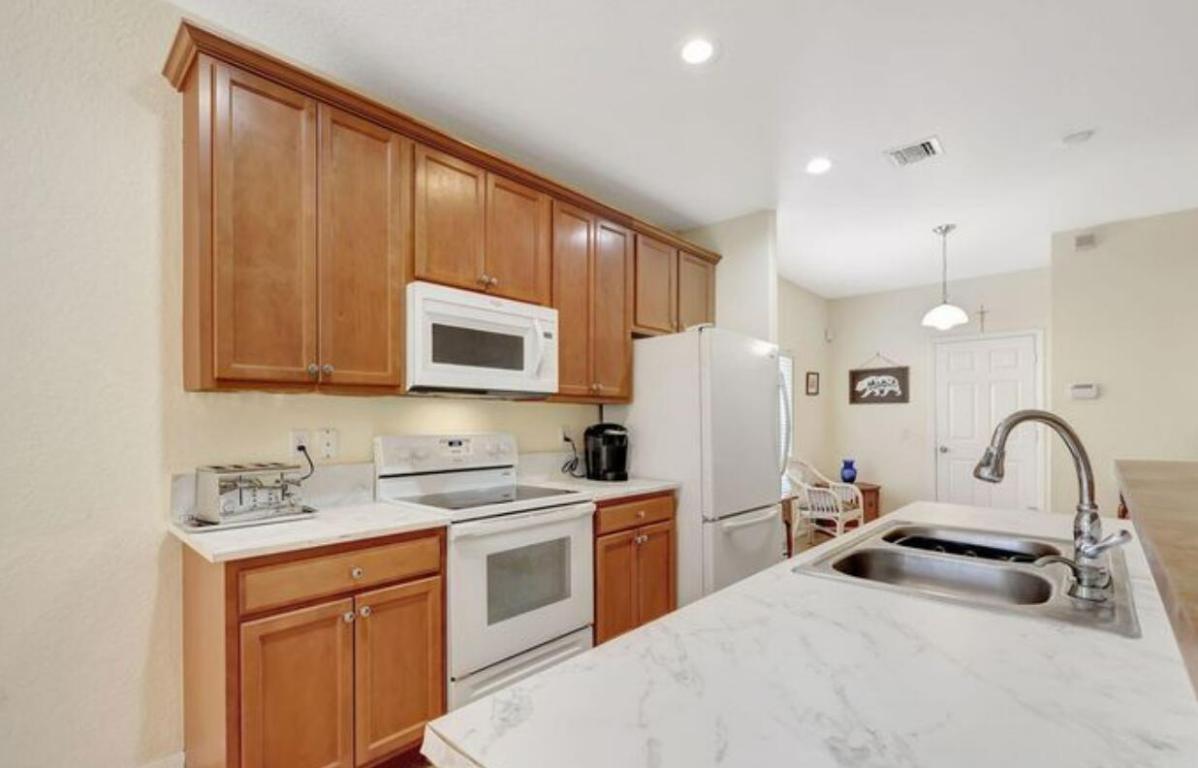 PALM BREEZES CLUB - Residential Lease