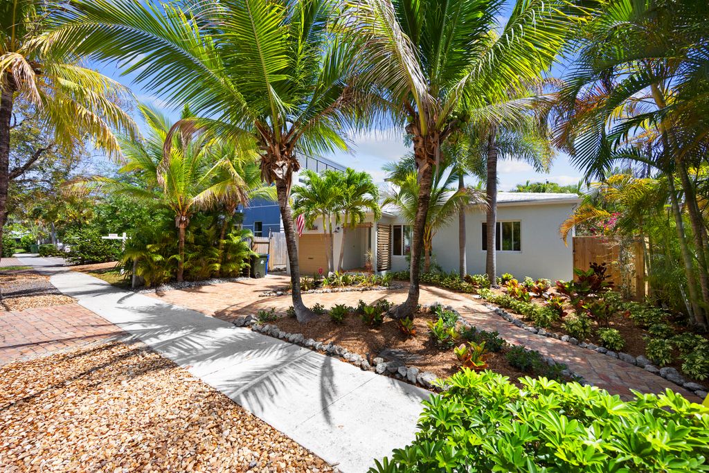 Photo of 634 NE 17th Way, Fort Lauderdale, FL 33304 (MLS # B26014204)