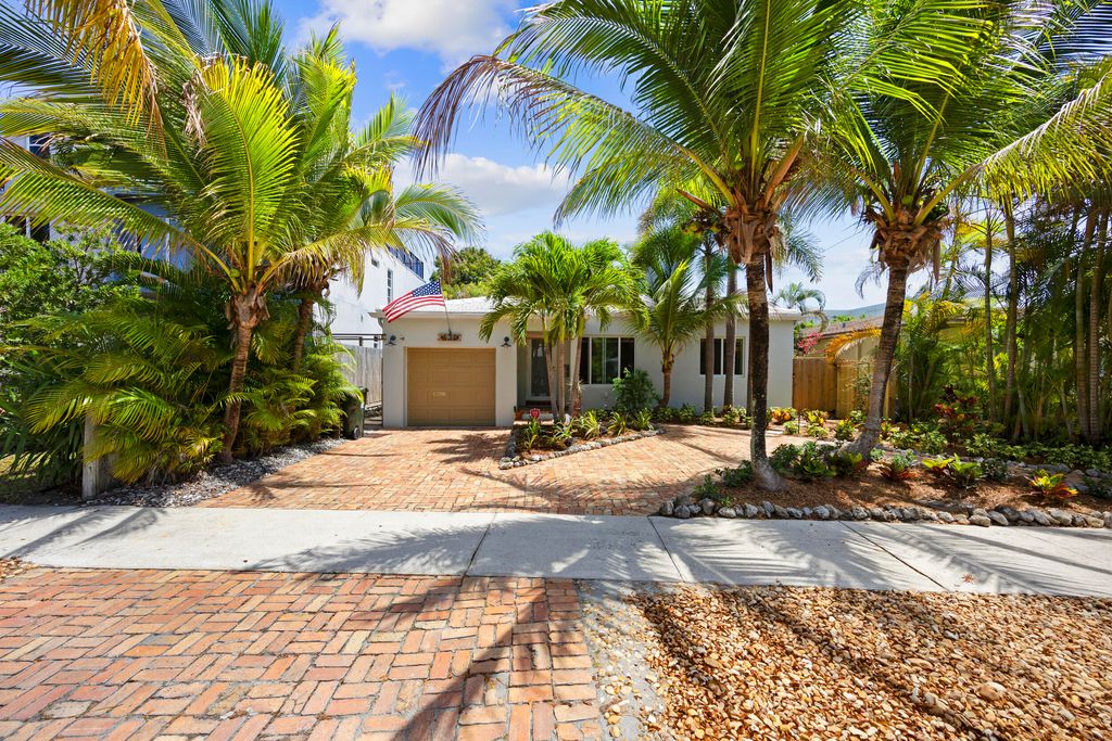 Photo of 634 NE 17th Way, Fort Lauderdale, FL 33304 (MLS # B26014204)