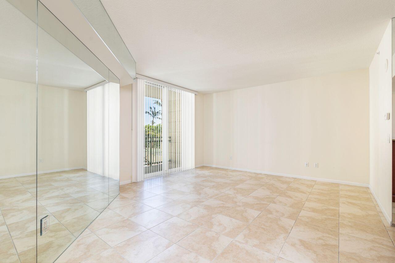 LOCATION! LOCATION! LOCATION! Rare Opportunity! Exceptional 1Bed/1.5 Bath. 929sqft. Tile Floors throughout living area. New carpet in XLarge Bedrm. Enormous walk-in Custom Closet. Open Kitchen wTop of the line Stainless Appliances. Luxurious Bathroom w/Oversized Tub, Double Sinks, Sep Shower. W/ D in unit. Private Balcony. Enjoy City and Courtyard Views. Metropolitan is the only Full Service Luxury Boutique building Downtown. Resort style Amenities. Gorgeous RoofTop Pool & Lounging Areas. Business & Fitness Centers. Community Rm. 24/7 Front Desk Attendant. Condo living at its Best! Minutes to Palm Beach Island & Beach. Steps to City Place, Shopping, Restaurants, Kravis Center. Rent includes Water, Internet, Basic Cable, Parking in Garage.