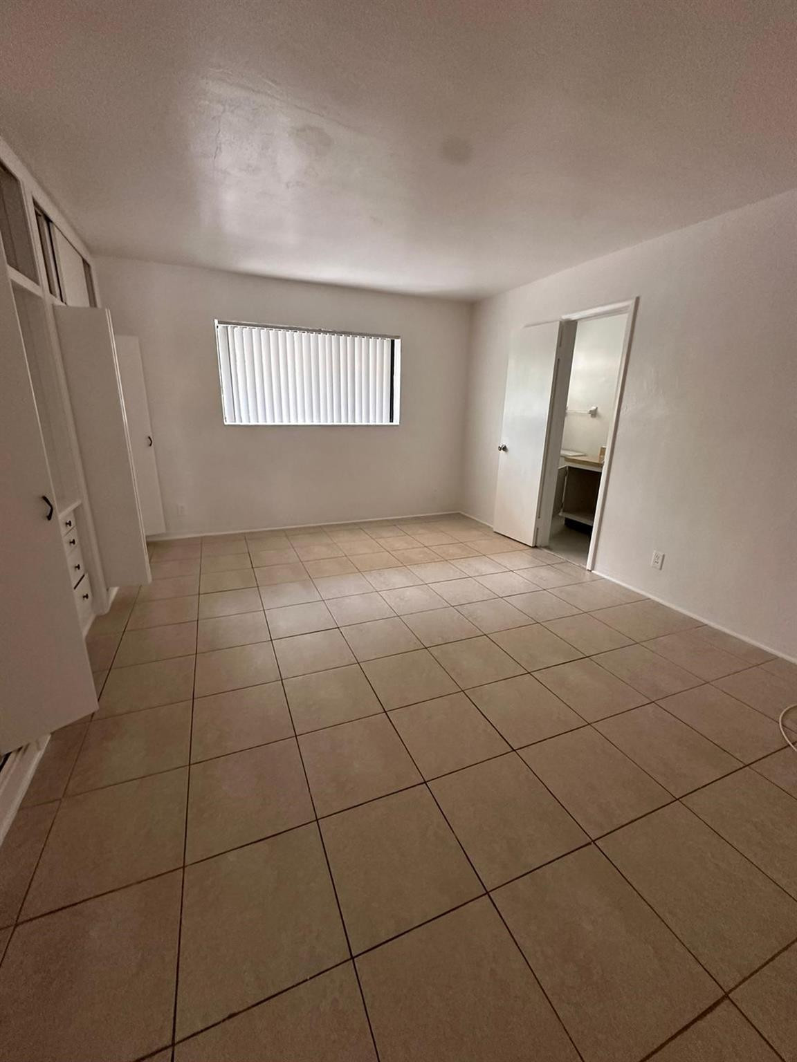 COUNTRY CLUB ESTATES UNIT - Residential Lease