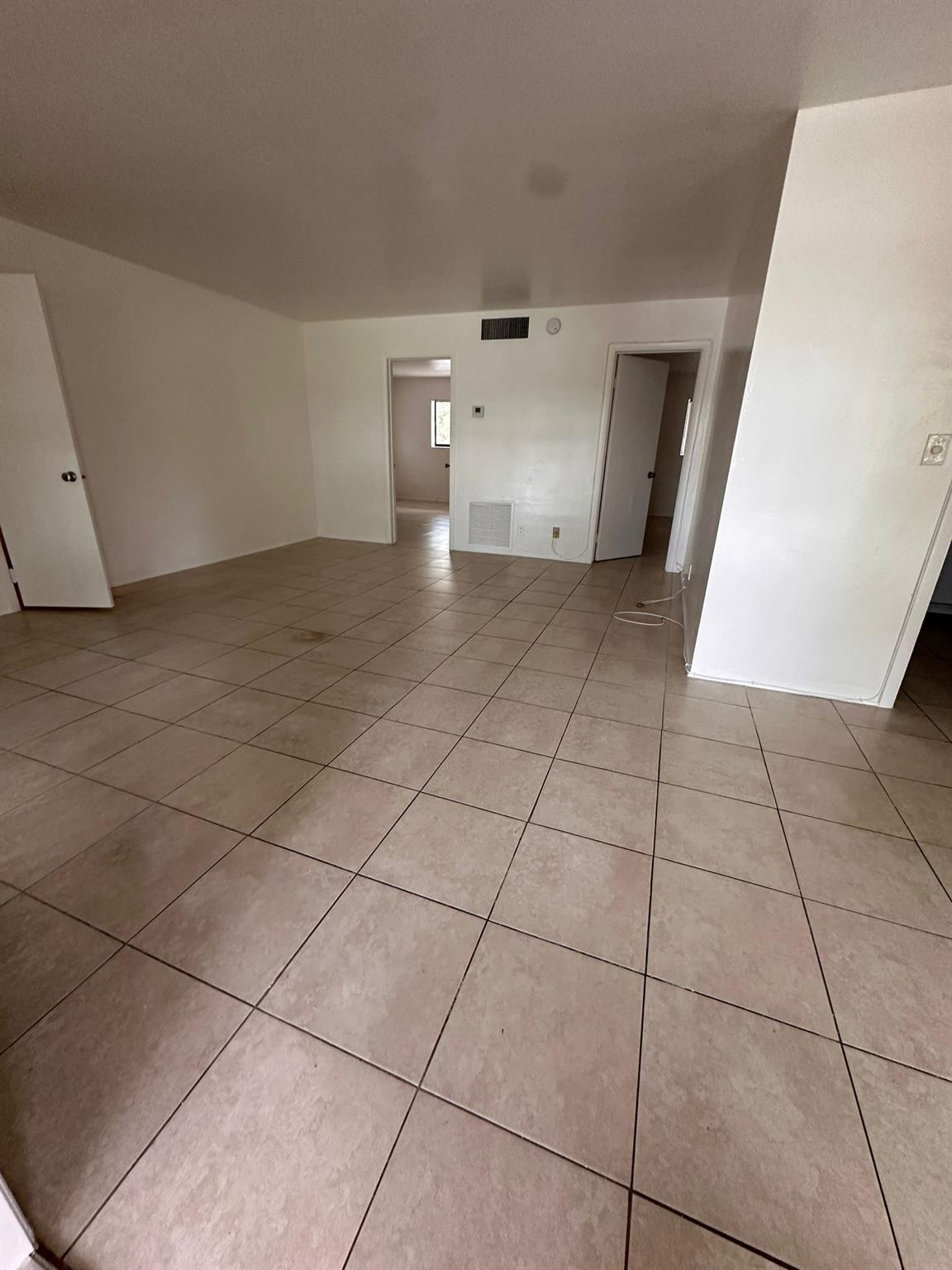 COUNTRY CLUB ESTATES UNIT - Residential Lease