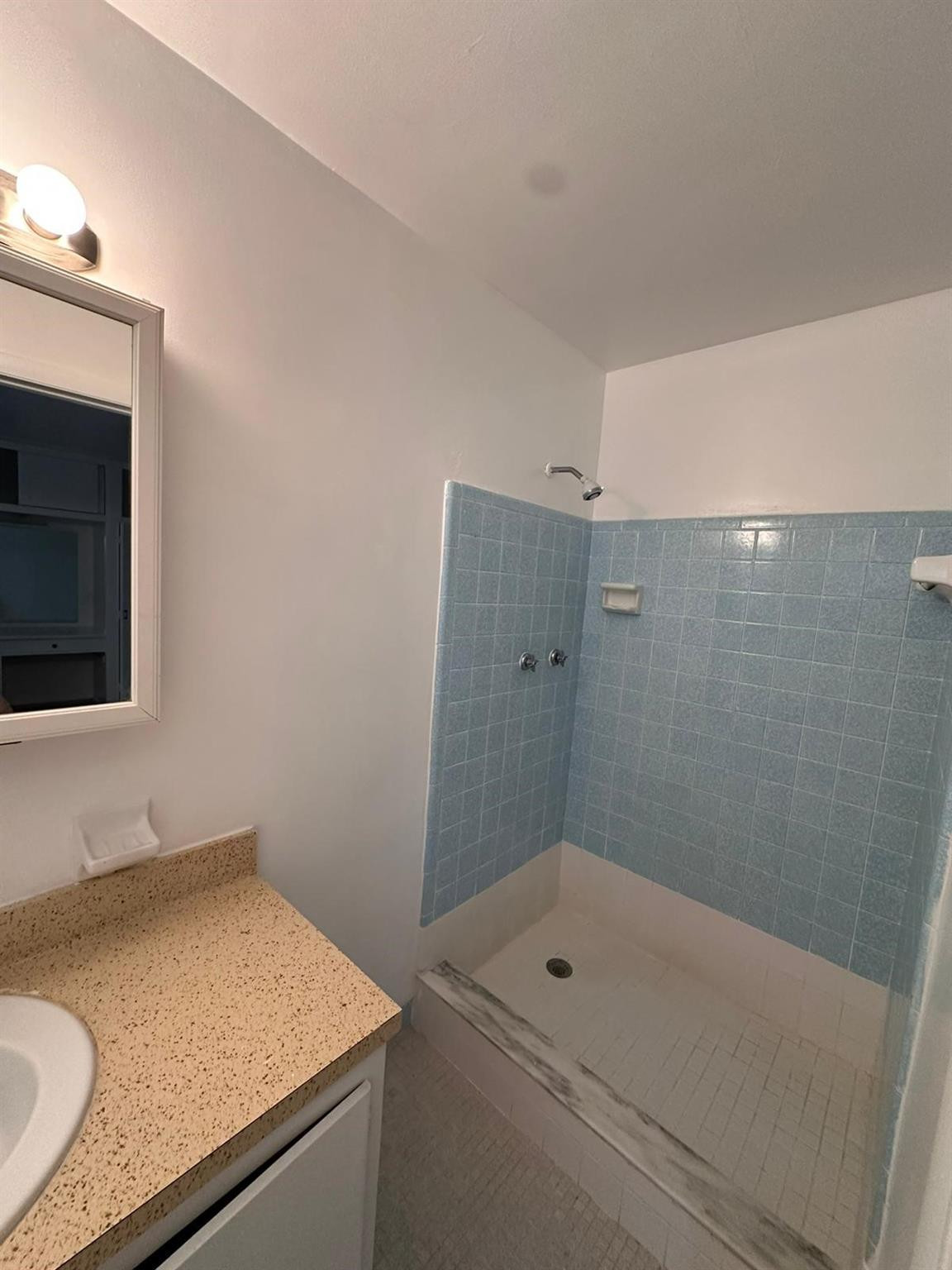 COUNTRY CLUB ESTATES UNIT - Residential Lease