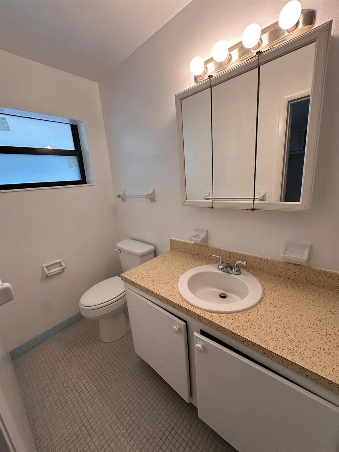 COUNTRY CLUB ESTATES UNIT - Residential Lease