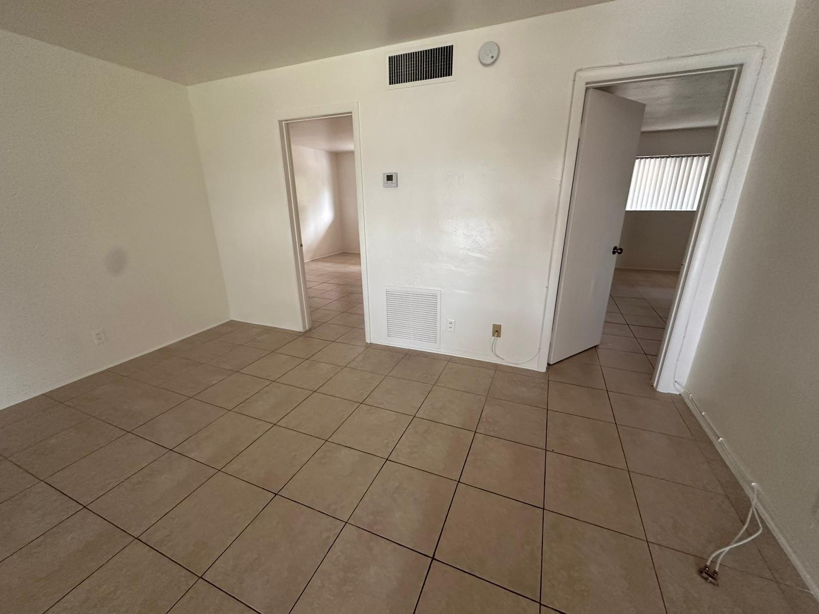 COUNTRY CLUB ESTATES UNIT - Residential Lease