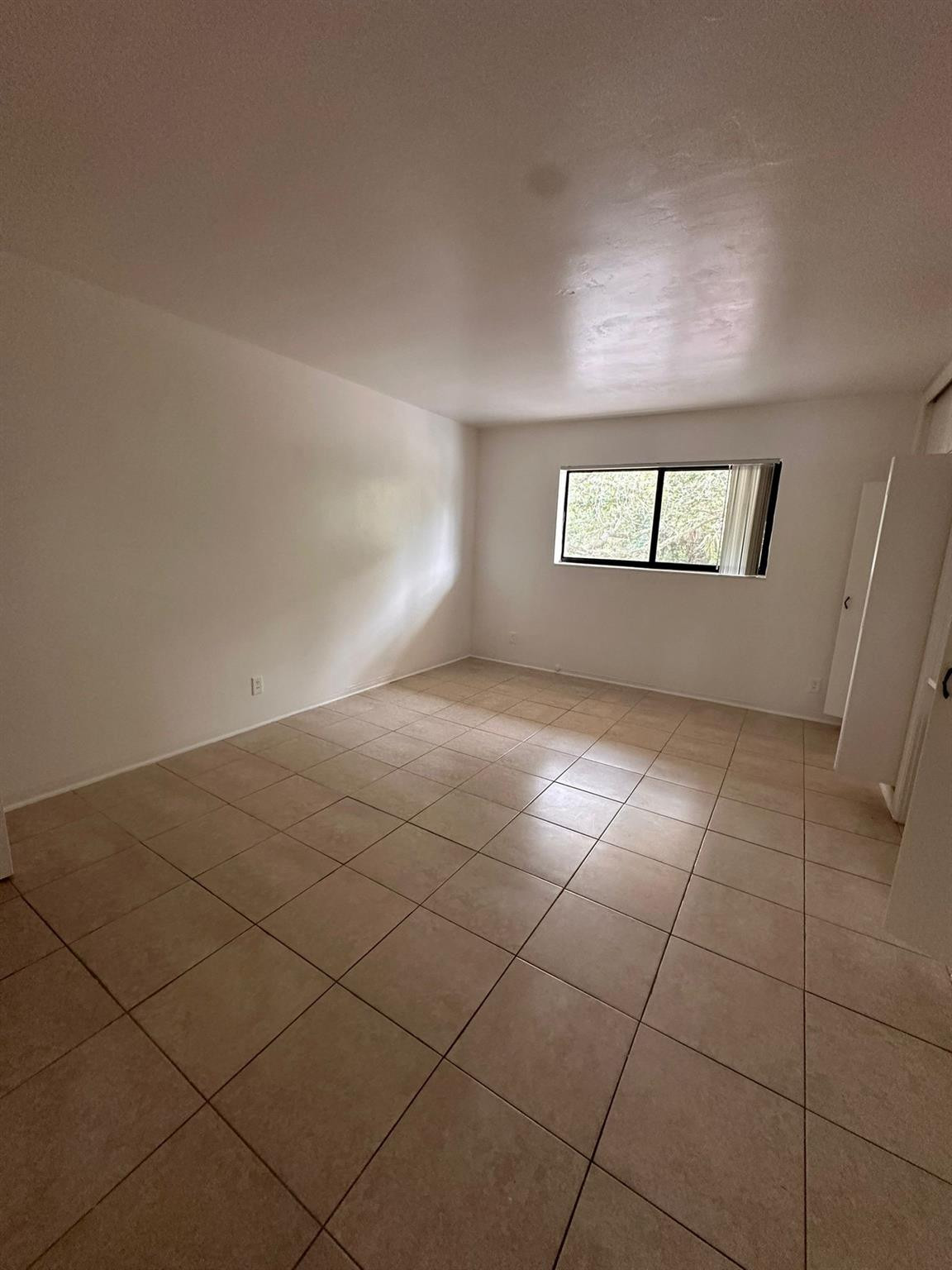 COUNTRY CLUB ESTATES UNIT - Residential Lease