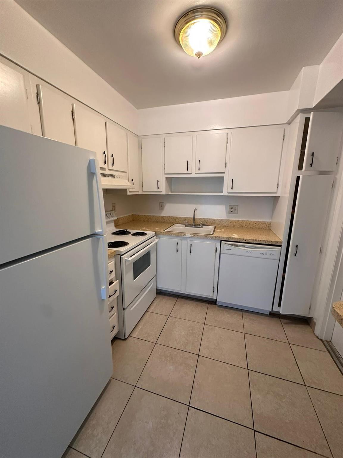 COUNTRY CLUB ESTATES UNIT - Residential Lease