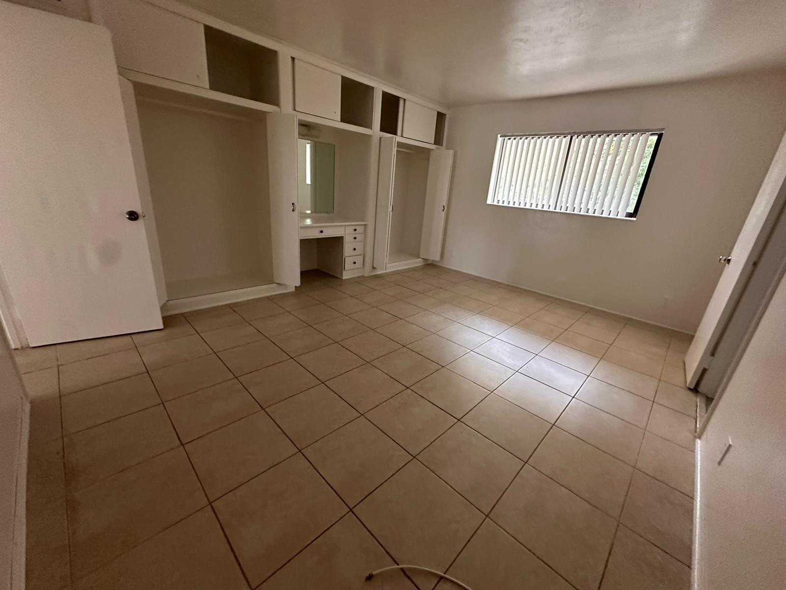 COUNTRY CLUB ESTATES UNIT - Residential Lease
