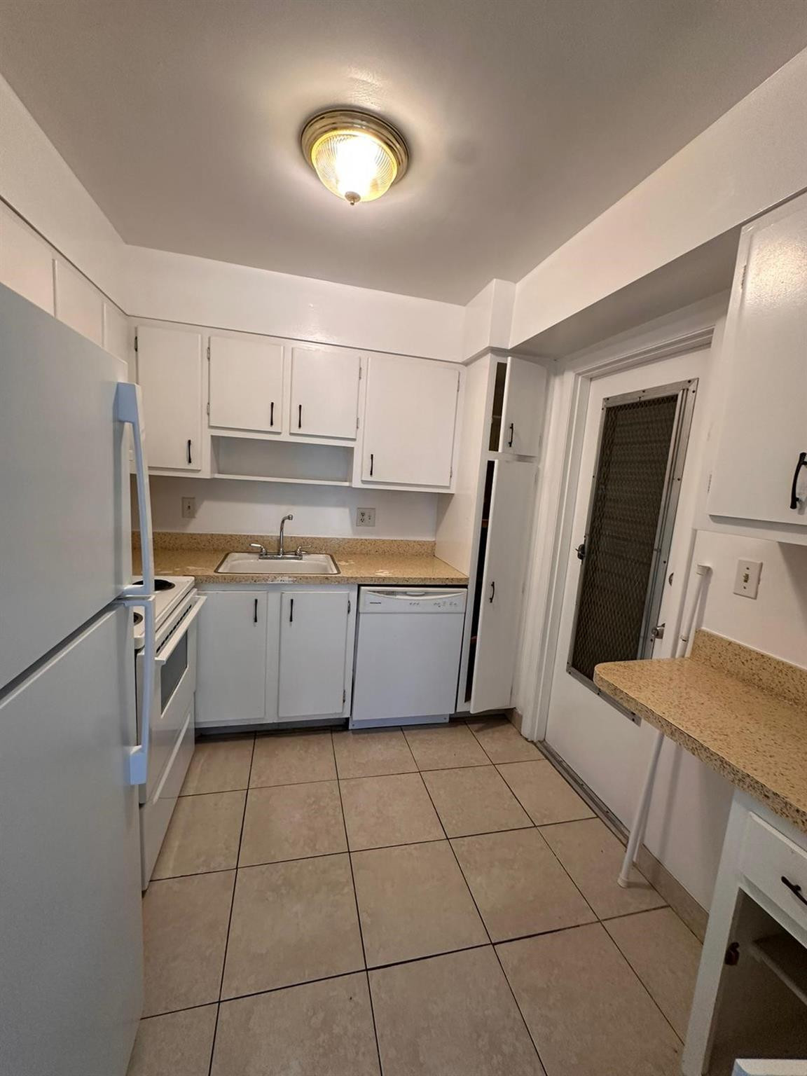 COUNTRY CLUB ESTATES UNIT - Residential Lease
