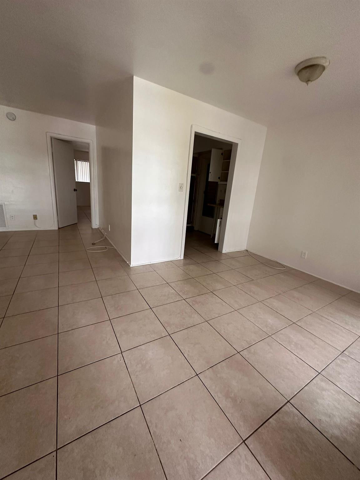 COUNTRY CLUB ESTATES UNIT - Residential Lease