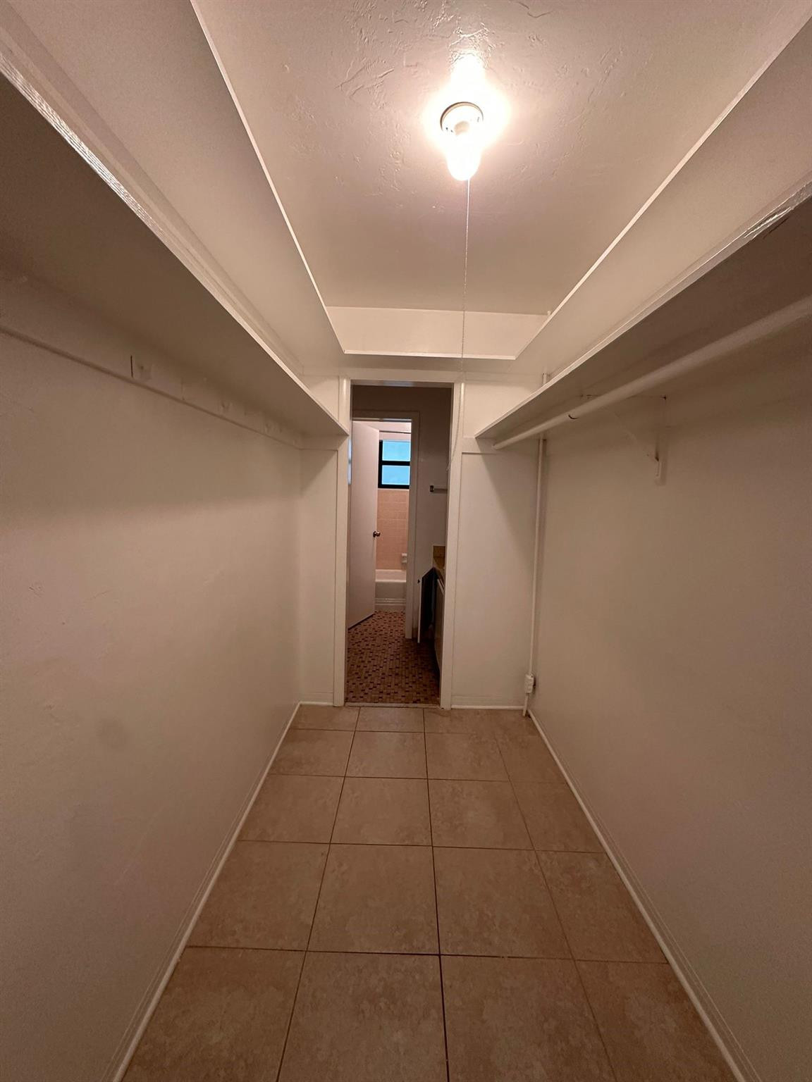 COUNTRY CLUB ESTATES UNIT - Residential Lease