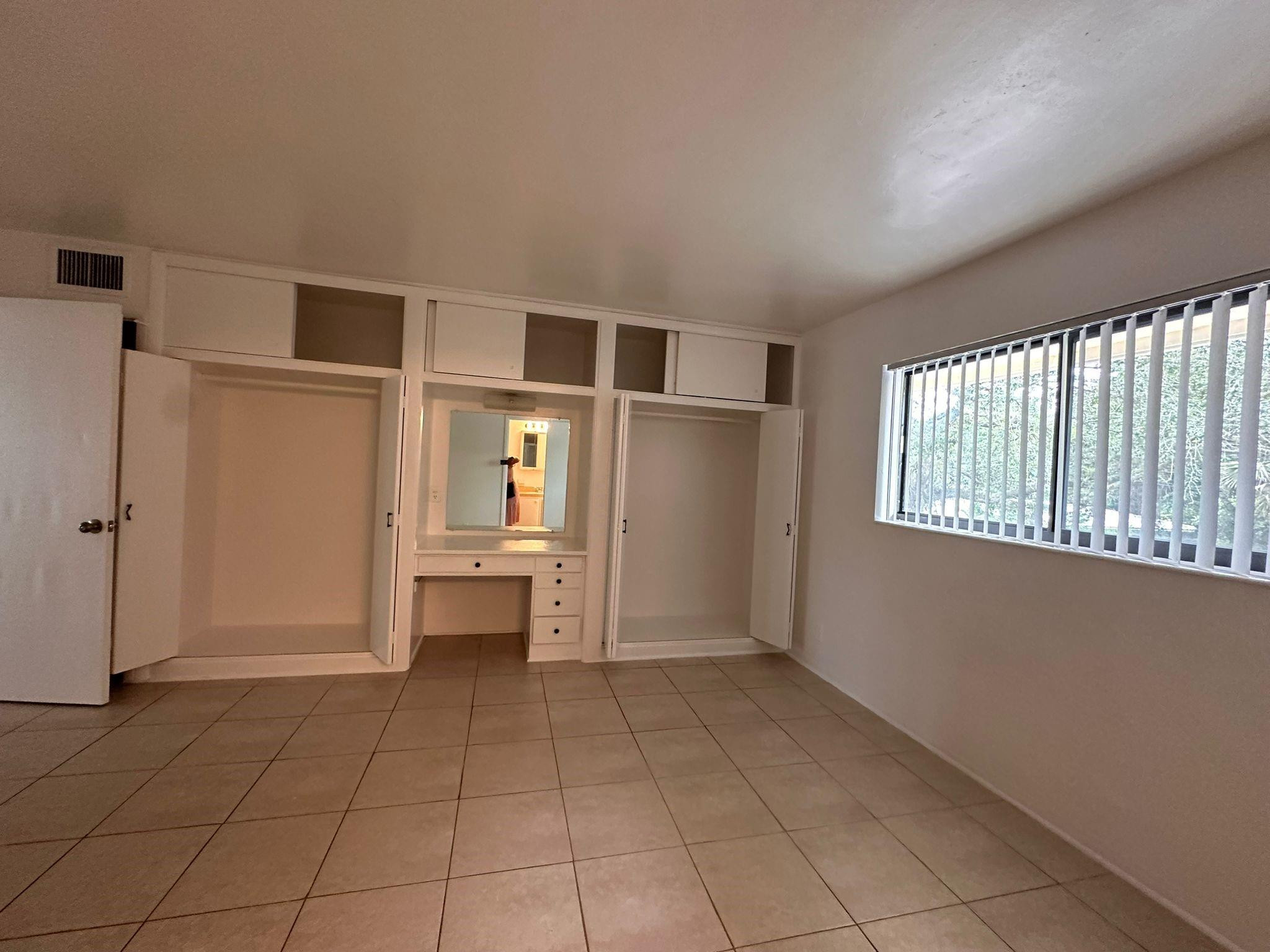 COUNTRY CLUB ESTATES UNIT - Residential Lease