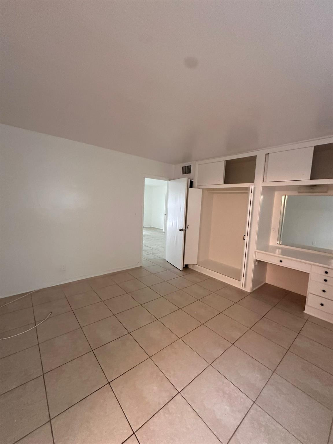 COUNTRY CLUB ESTATES UNIT - Residential Lease