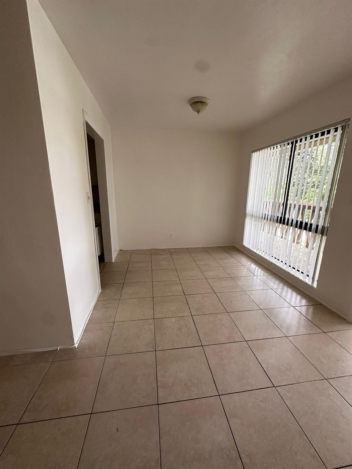 COUNTRY CLUB ESTATES UNIT - Residential Lease