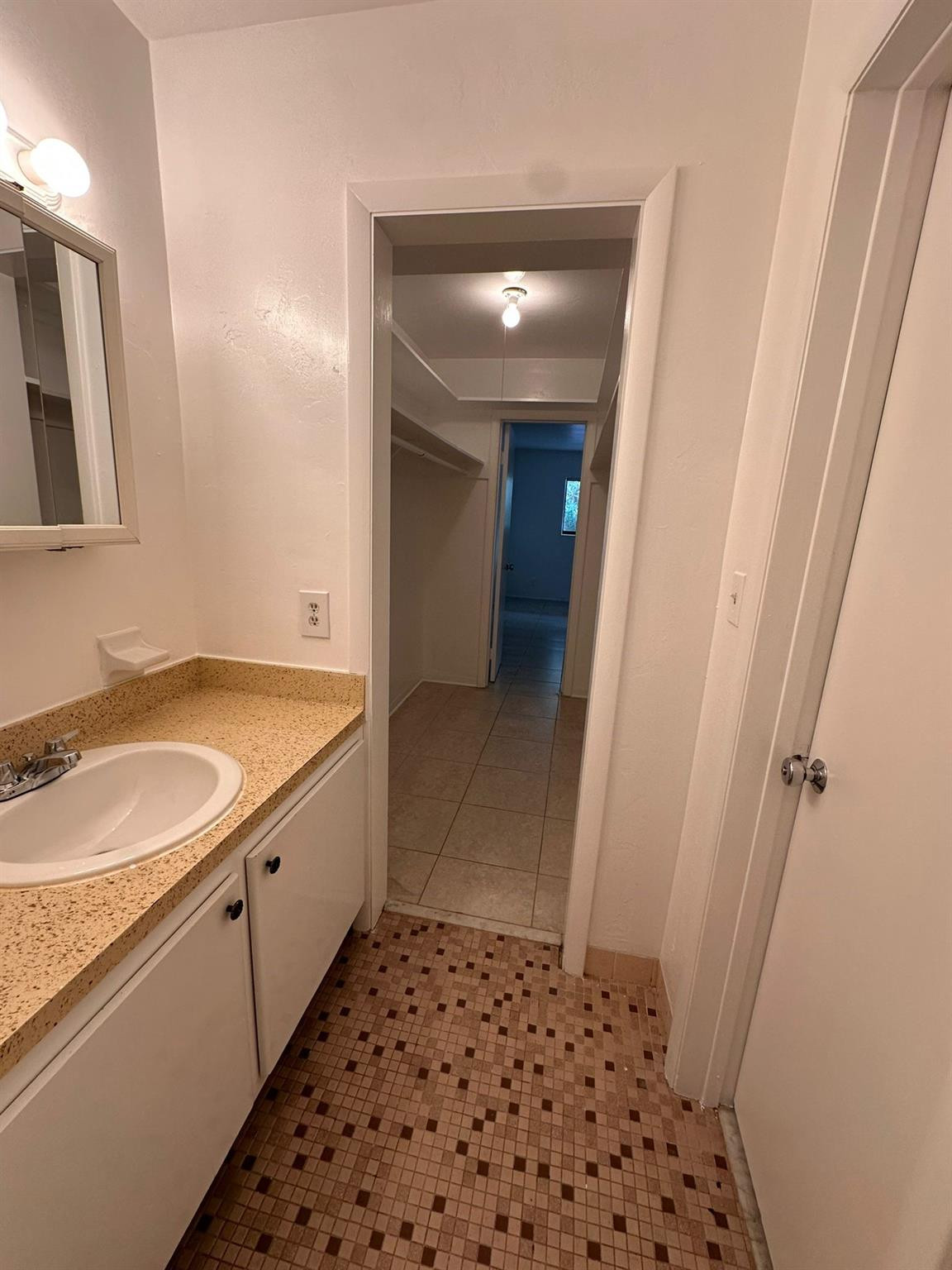 COUNTRY CLUB ESTATES UNIT - Residential Lease