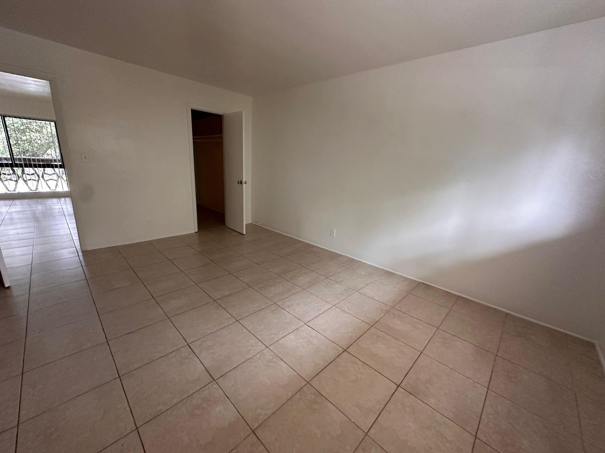 COUNTRY CLUB ESTATES UNIT - Residential Lease