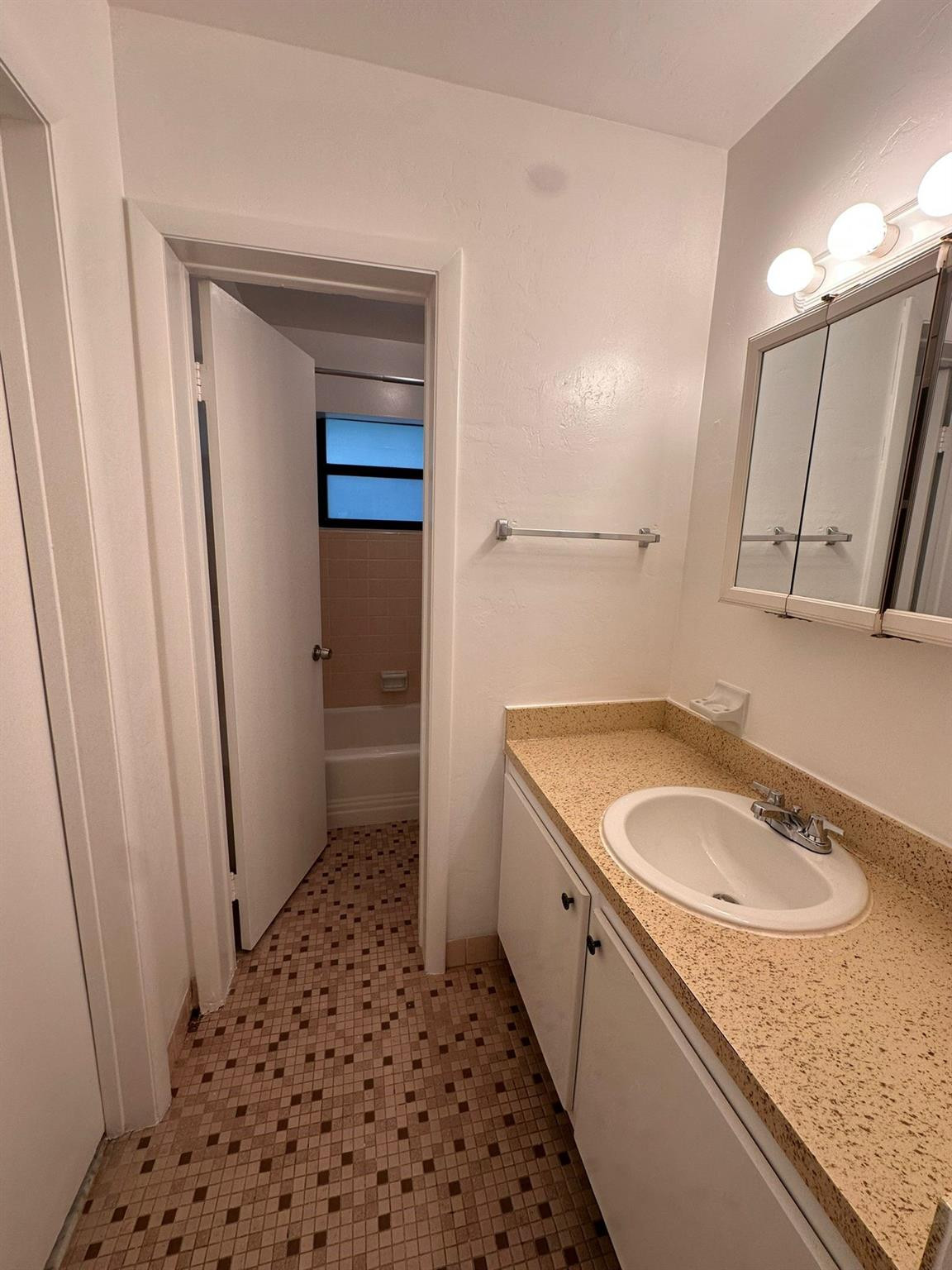 COUNTRY CLUB ESTATES UNIT - Residential Lease