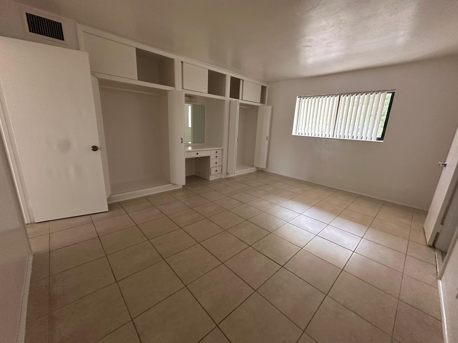 COUNTRY CLUB ESTATES UNIT - Residential Lease