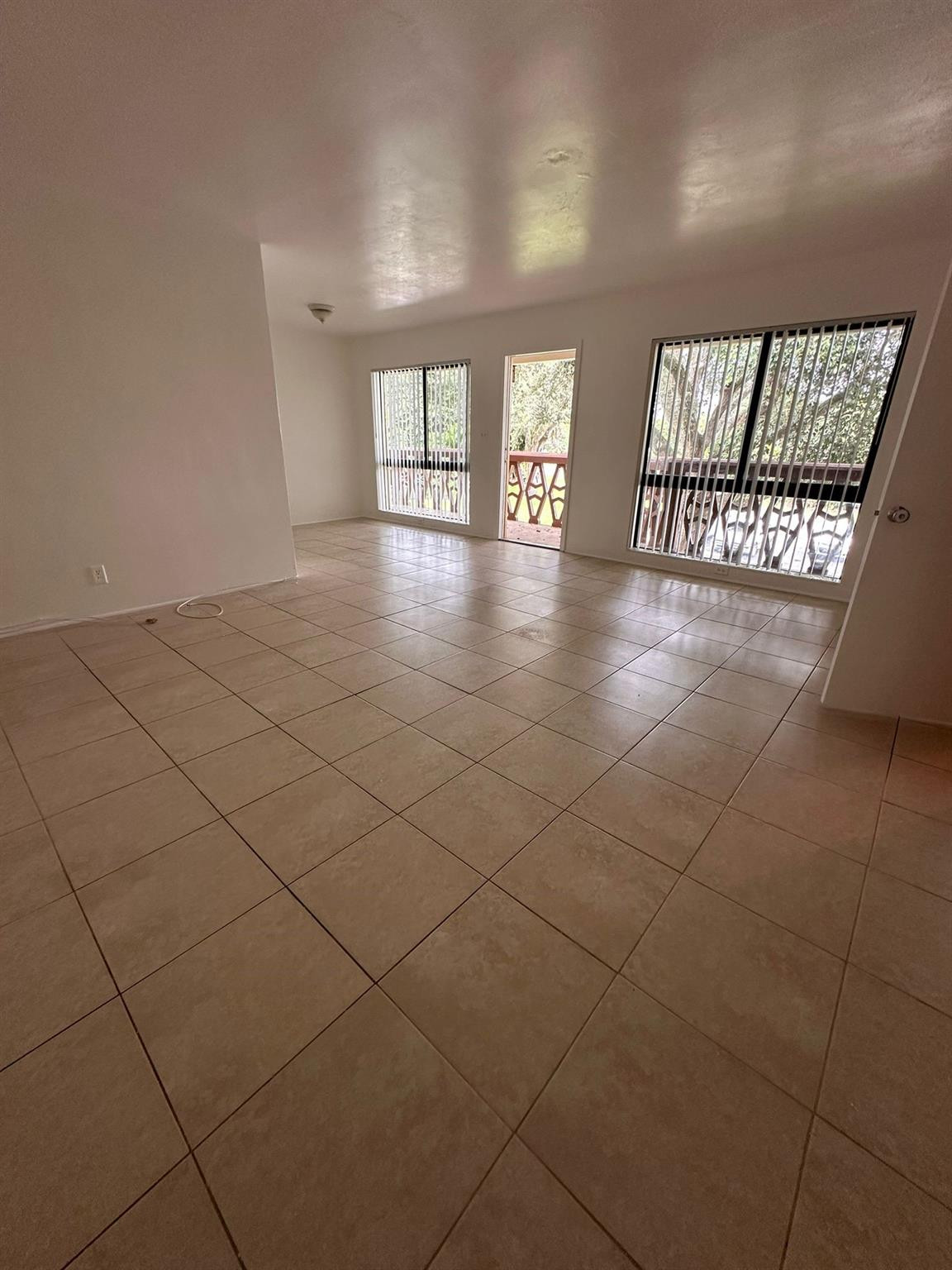 COUNTRY CLUB ESTATES UNIT - Residential Lease