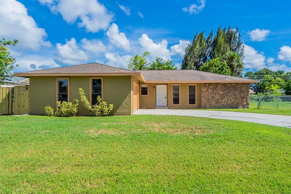 Photo of 632 SE Evergreen Terrace, Port St Lucie, FL 34983 (MLS # R10830113)