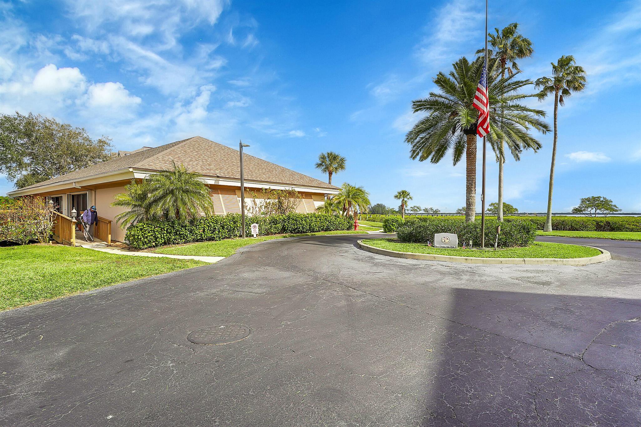 REFLECTIONS ON THE RIVER - Residential