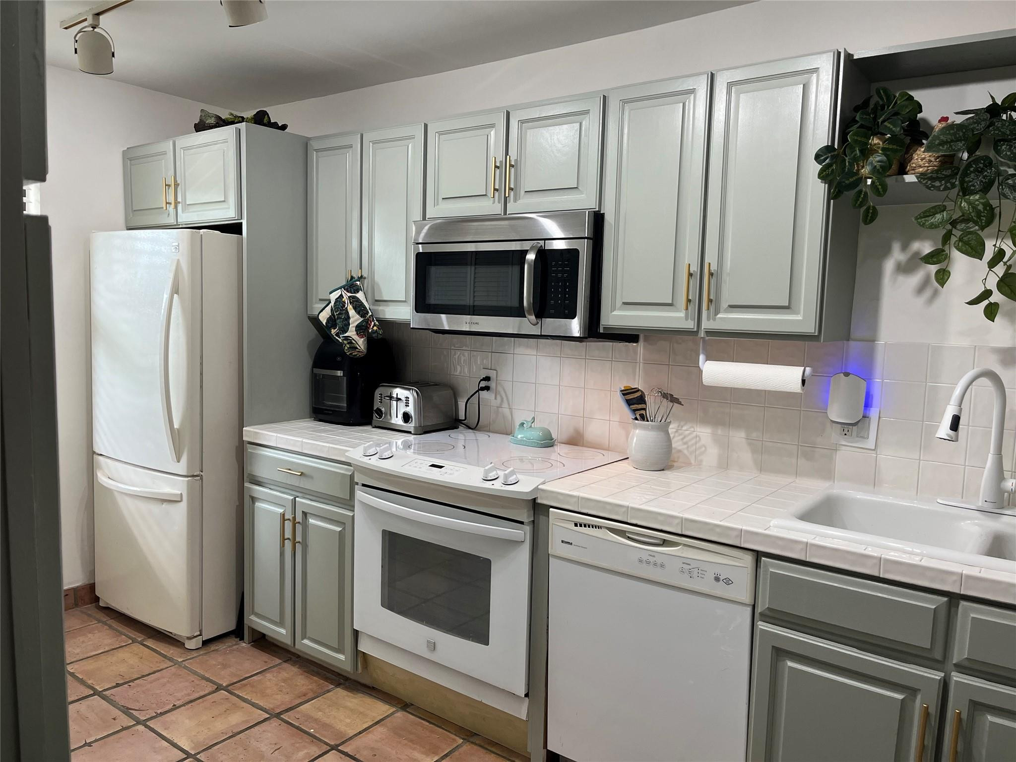 TRADEWINDS BY THE SEA - Residential