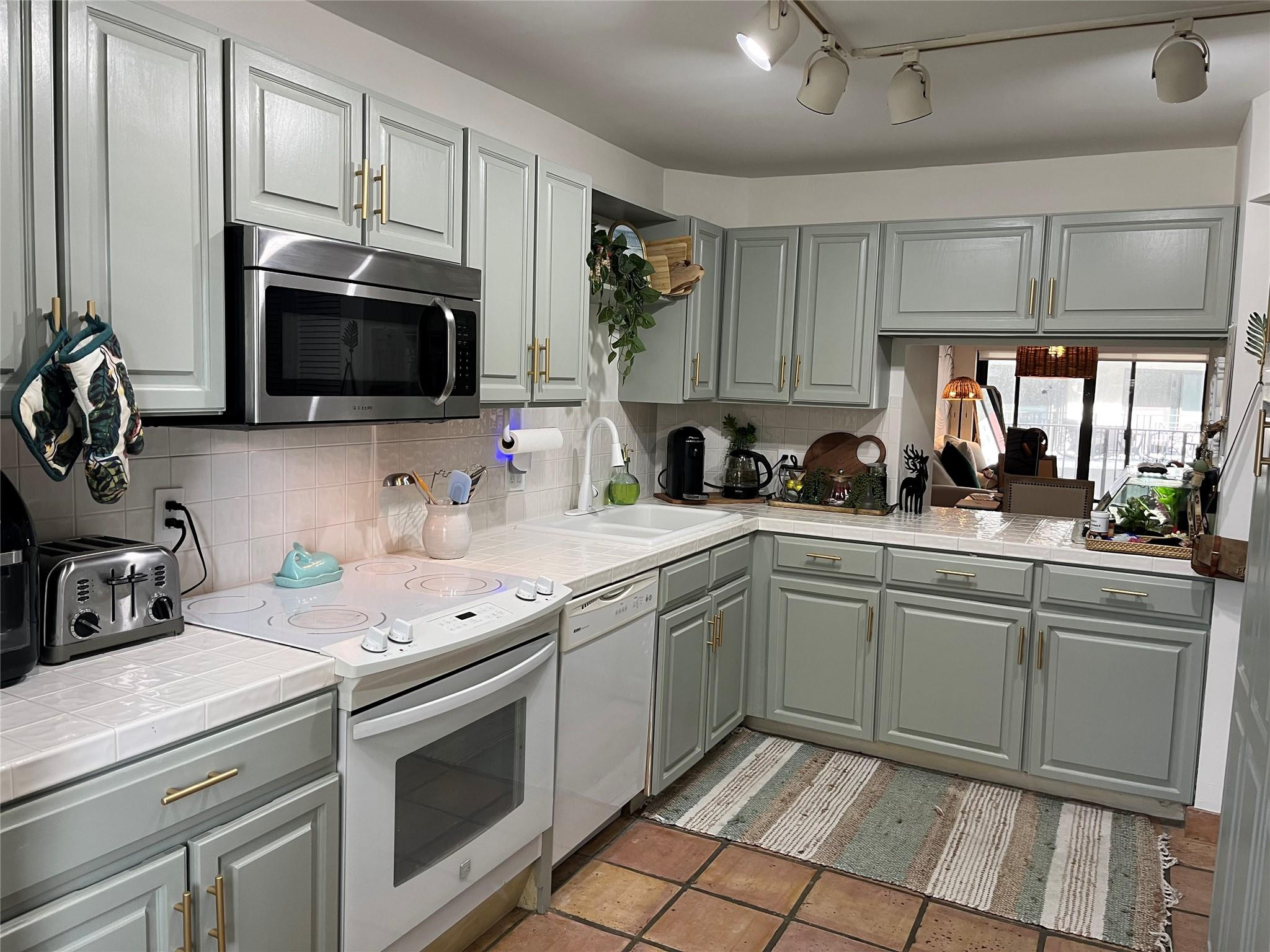 TRADEWINDS BY THE SEA - Residential