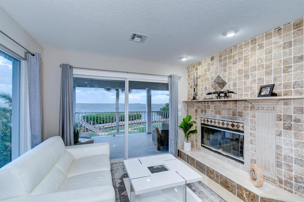 TWIN RIVERS - Residential