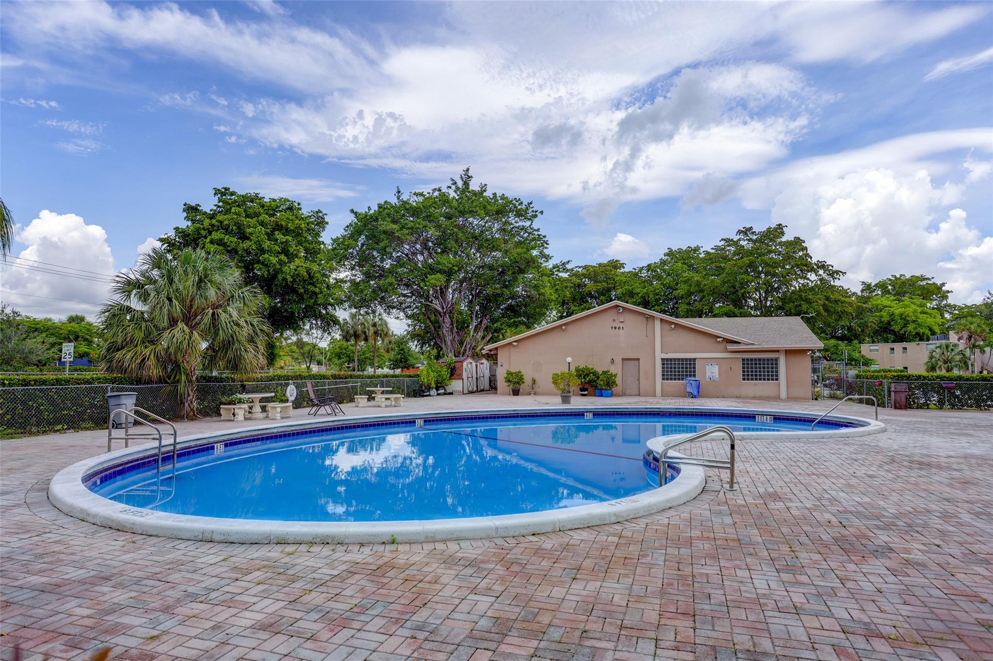 PALM SPRINGS I - Residential