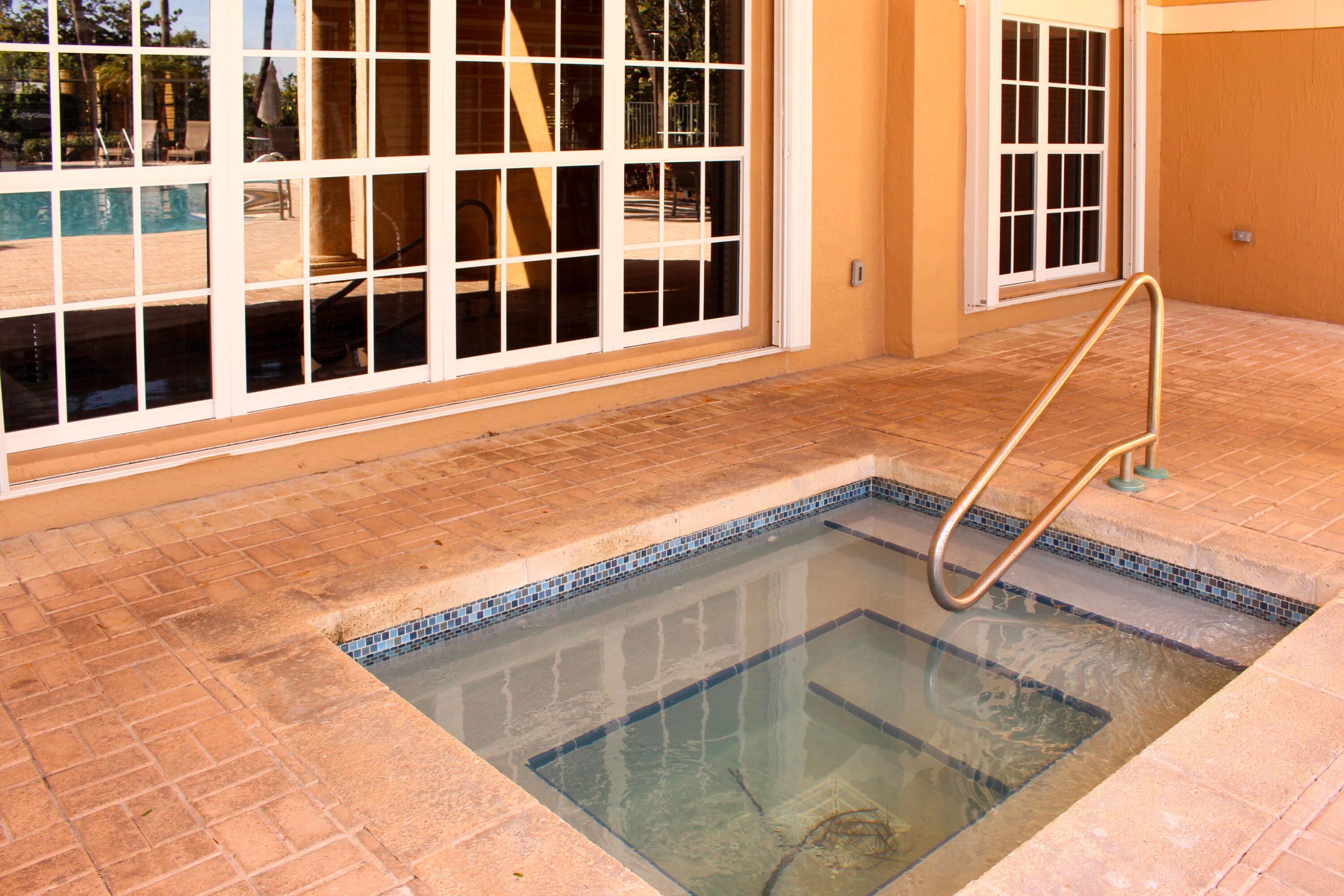 HYPOLUXOS MARINERS CAY CONDO - Residential Lease