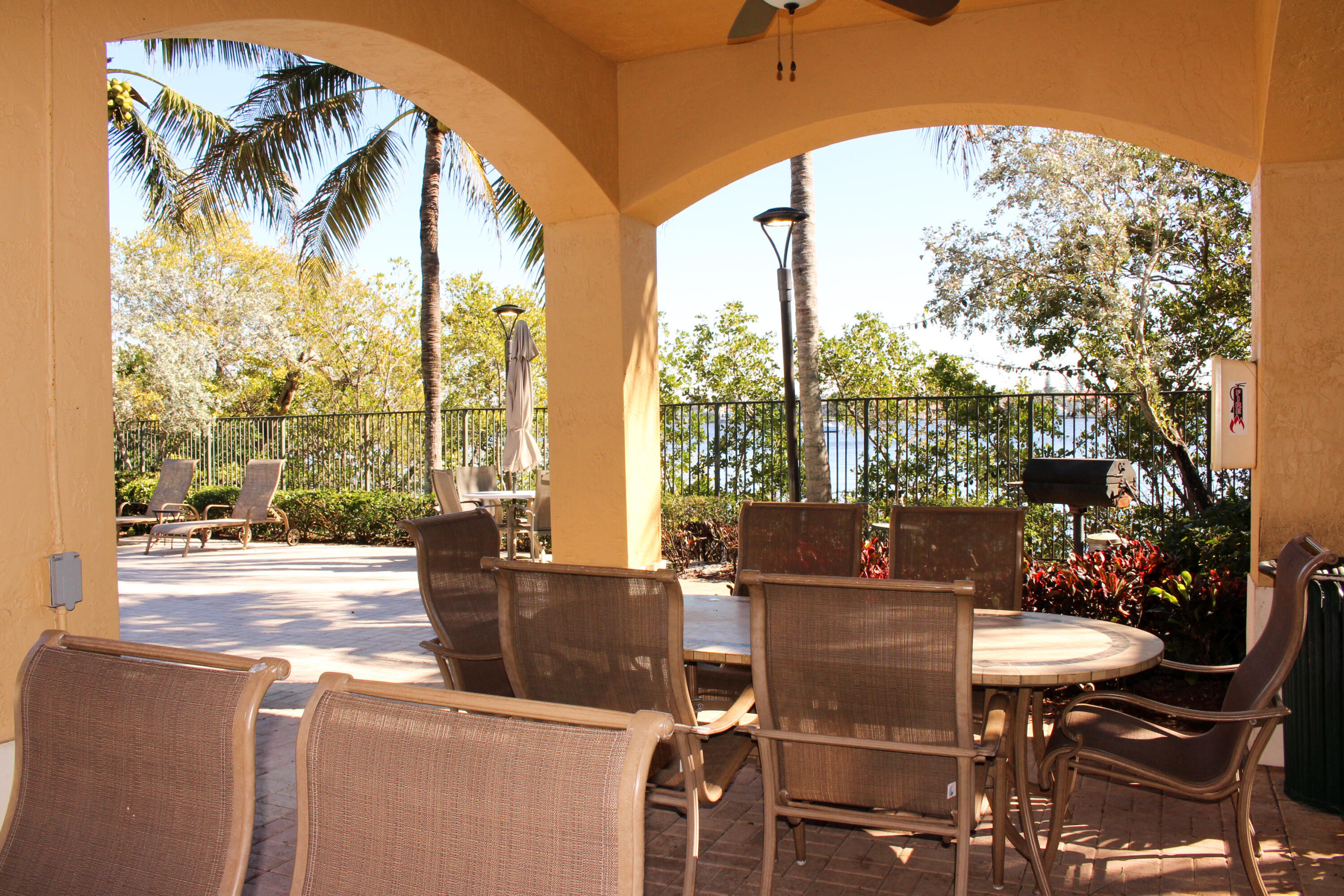 HYPOLUXOS MARINERS CAY CONDO - Residential Lease