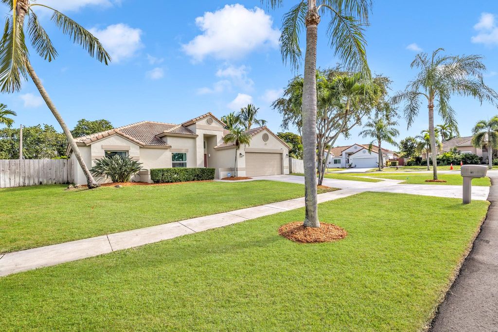 Photo of 24 Dogwood Cir, Boynton Beach, FL 33436 (MLS # F10538736)