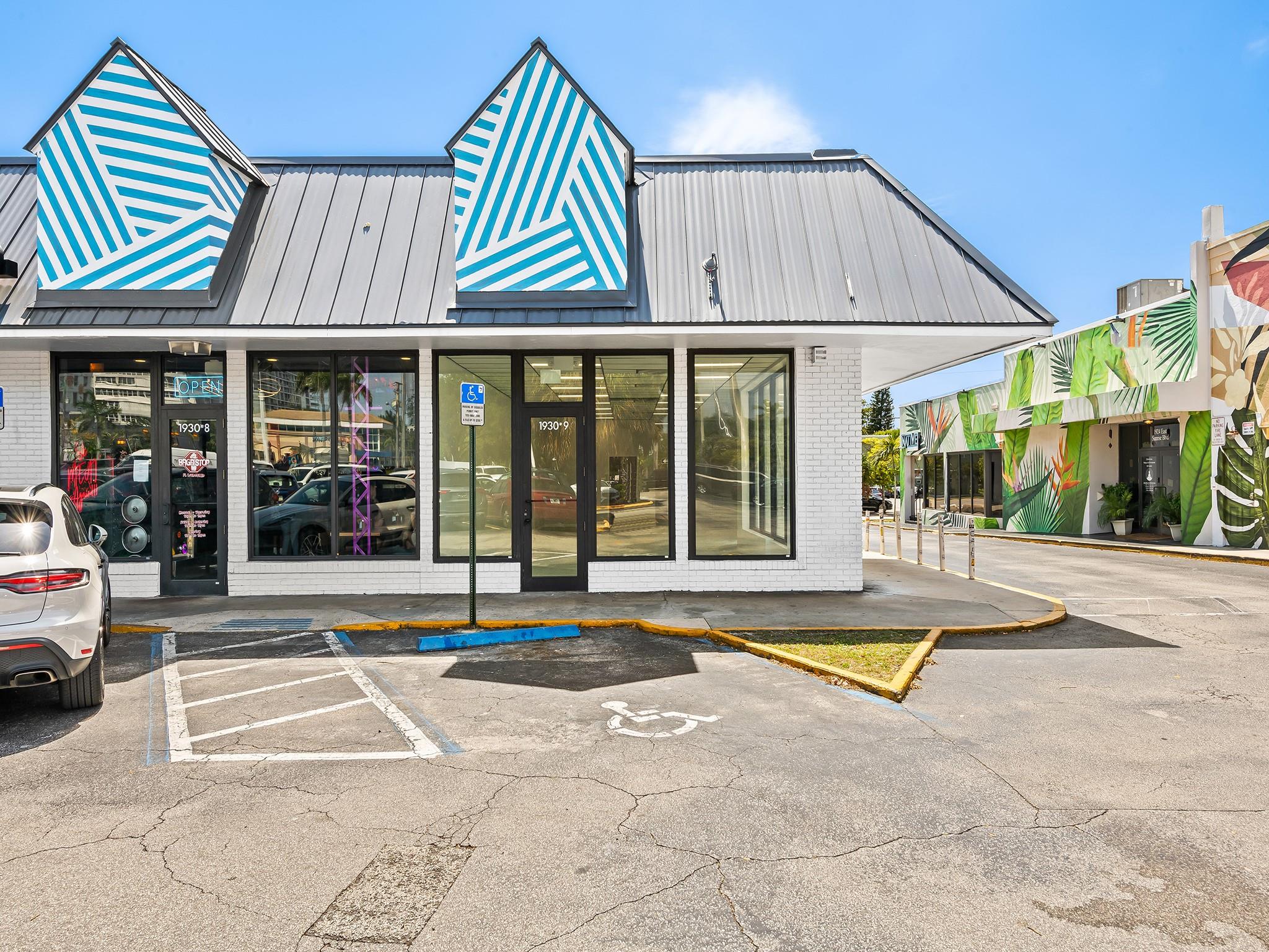 Prime second-generation restaurant space available for lease on Federal Highway in downtown Fort Lauderdale,
The center is conveniently located on Sunrise Blvd & US-1 and at the entrance to Victoria Park and next to Flagler Village and Downtown Fort Lauderdale.
The space features high ceilings, prominent signage and visibility to 60,000 vehicles per day (DOT). The space was just renovated and will be delivered in a vanilla shell condition. With established co-tenants the center features a great combination of foot traffic and some of the highest visibility in the city. Some of the recent Tenants include a celebrity food network chef, Stretch Zone, ZenVida Yoga and Wonderland boutique.