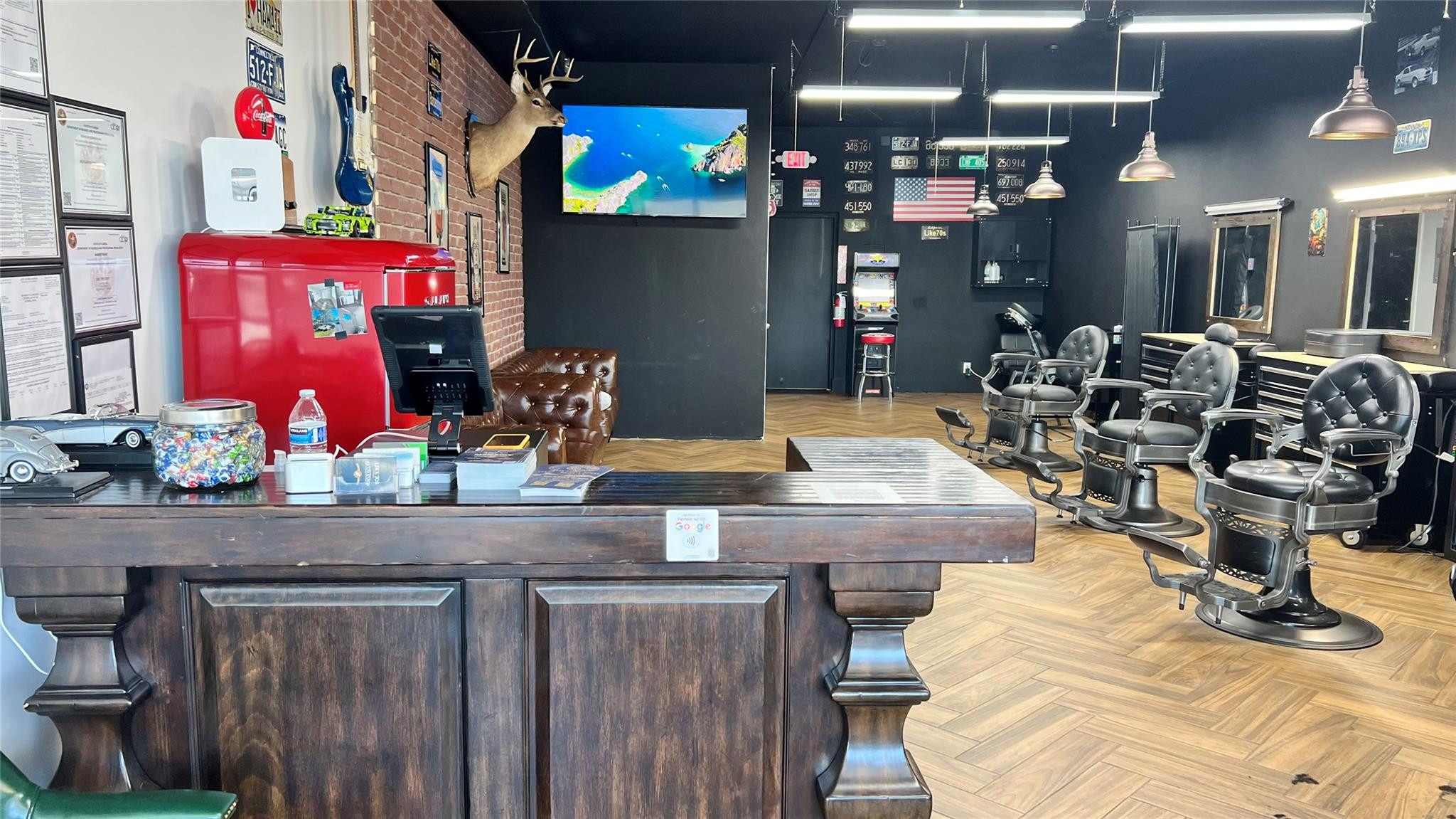 Main image without alt text