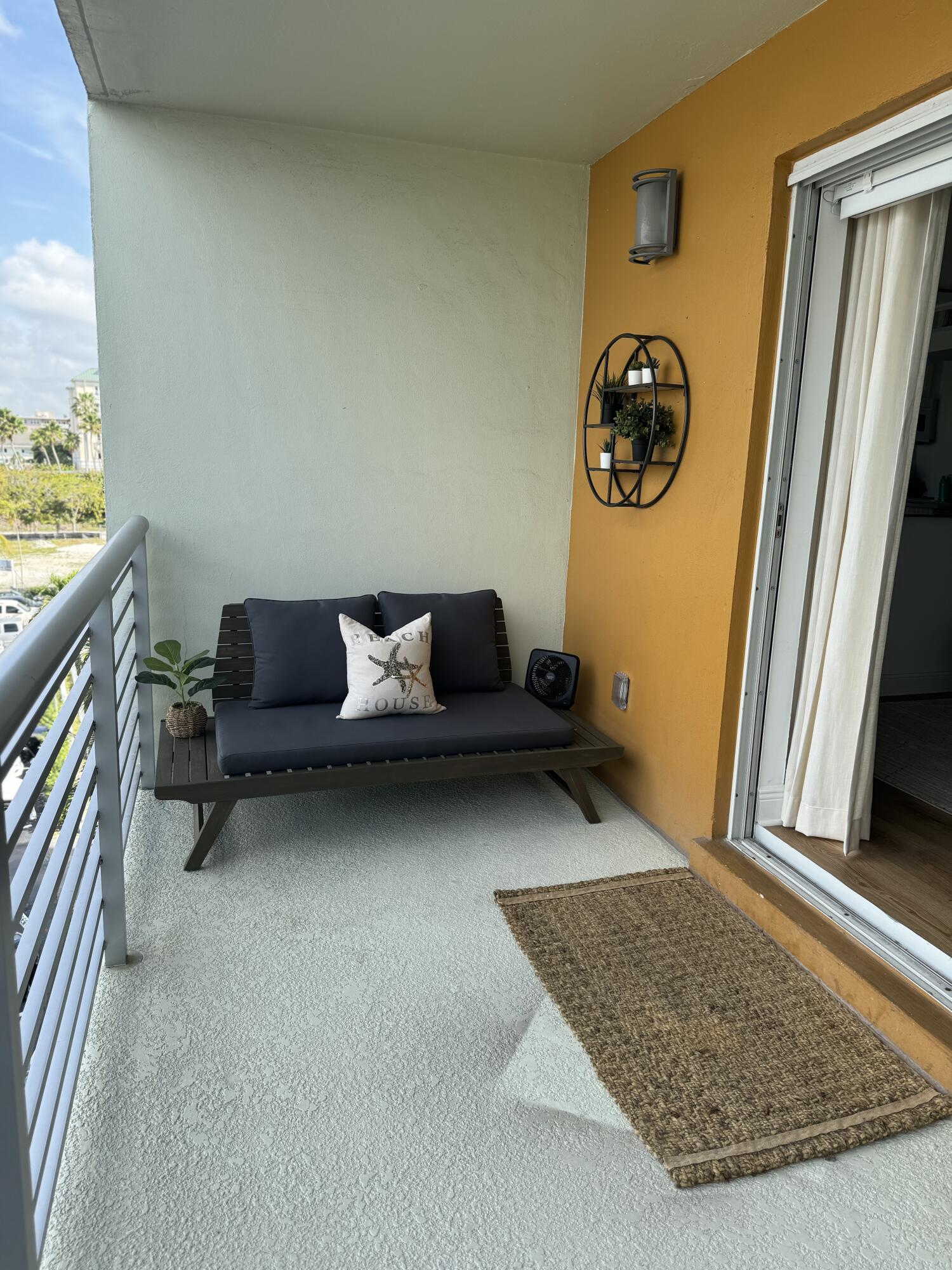 2900 NE 30 Street C5, Fort Lauderdale, FL, 33306/$225,000 2 2900 NE 30 Street C5