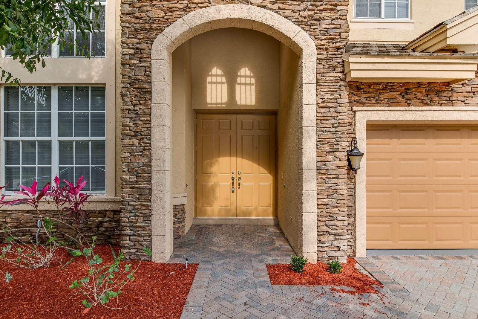 VERSAILLES - Residential Lease