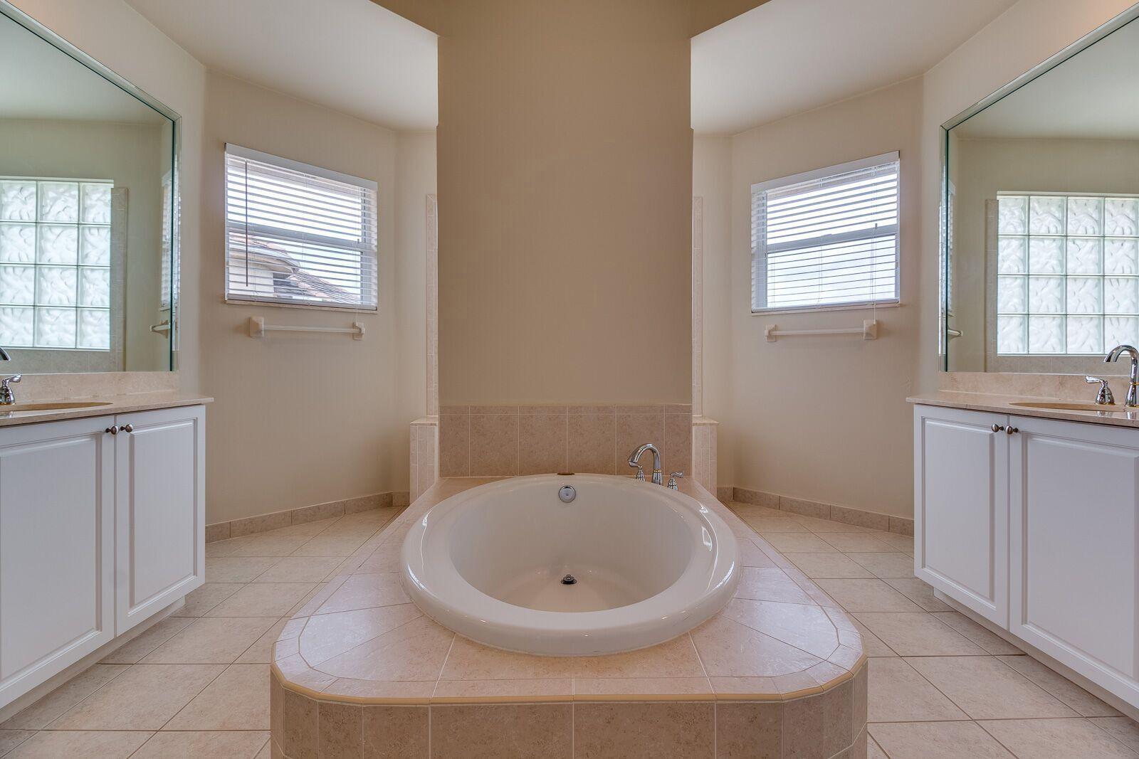 VERSAILLES - Residential Lease