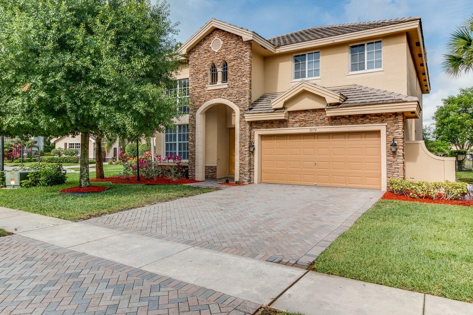 VERSAILLES - Residential Lease