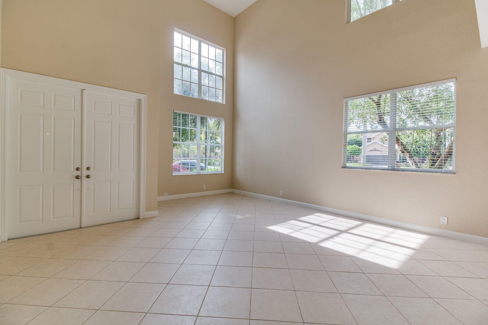 VERSAILLES - Residential Lease