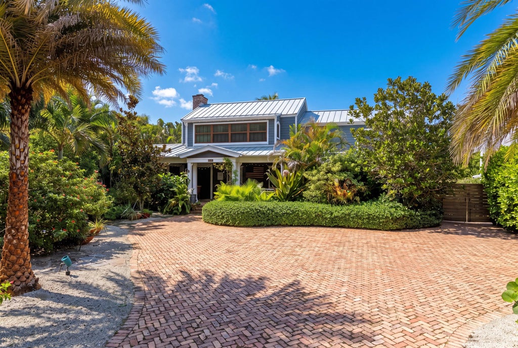 Photo of 613 S Lakeside Drive, Lake Worth Beach, FL 33460 (MLS # B26084312)