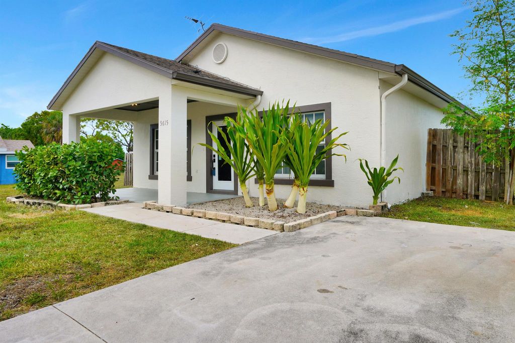 Photo of 5615 SE 46 Avenue, Stuart, FL 34997 (MLS # R11003450)